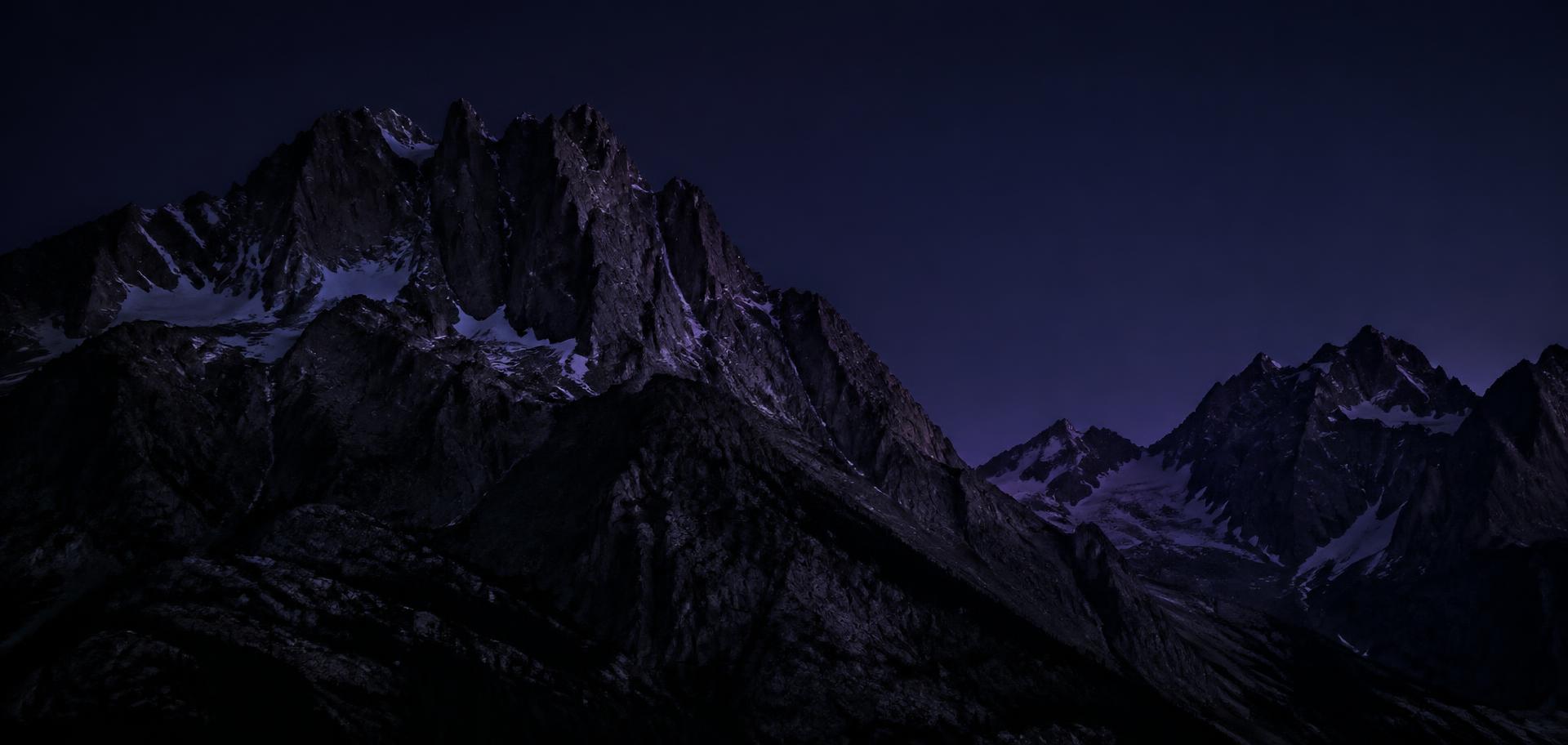 Sommets de montagne la nuit